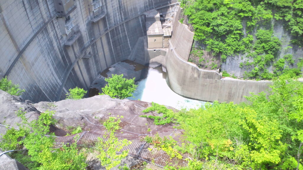 川治ダムの下流側