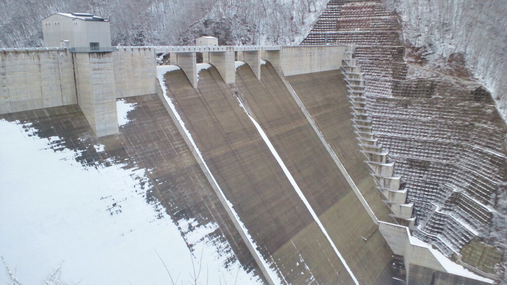 冬の湯西川ダム