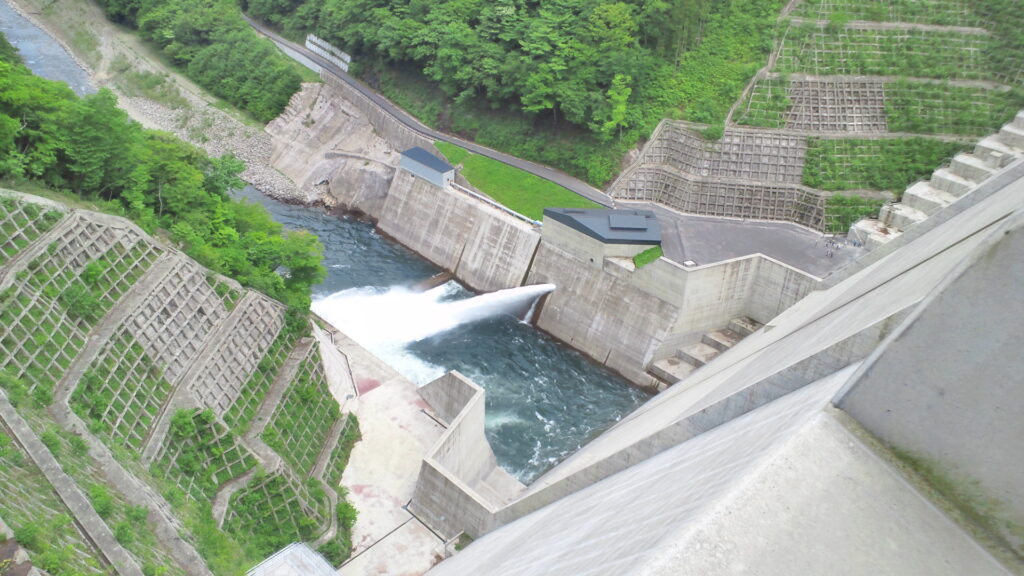 湯西川ダムの放流