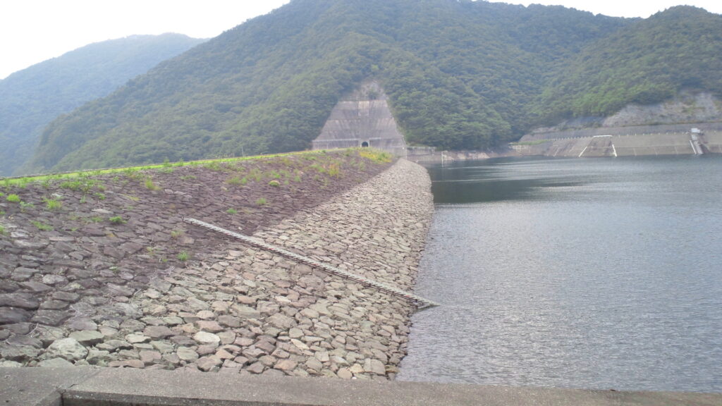 栗山ダムの上流側