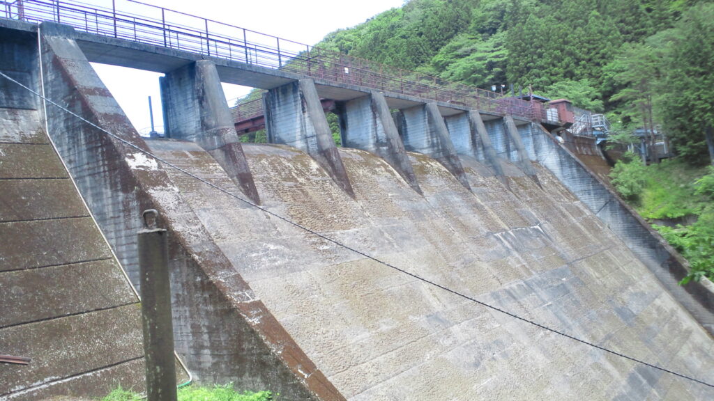 西古屋ダムの堤体