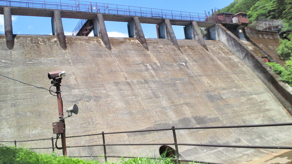 西古屋ダムの堤体