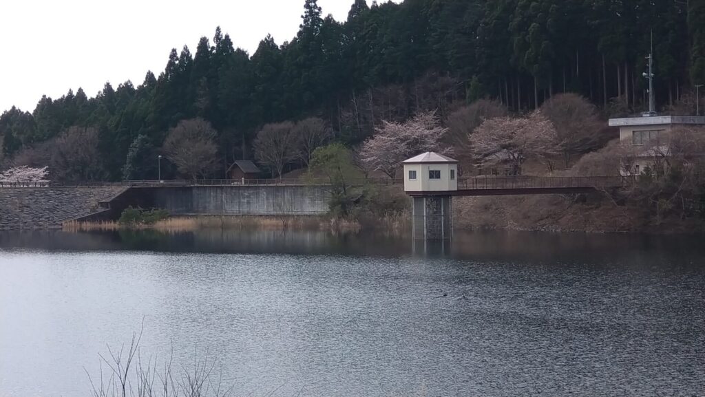 塩田ダムのダム湖と取水塔