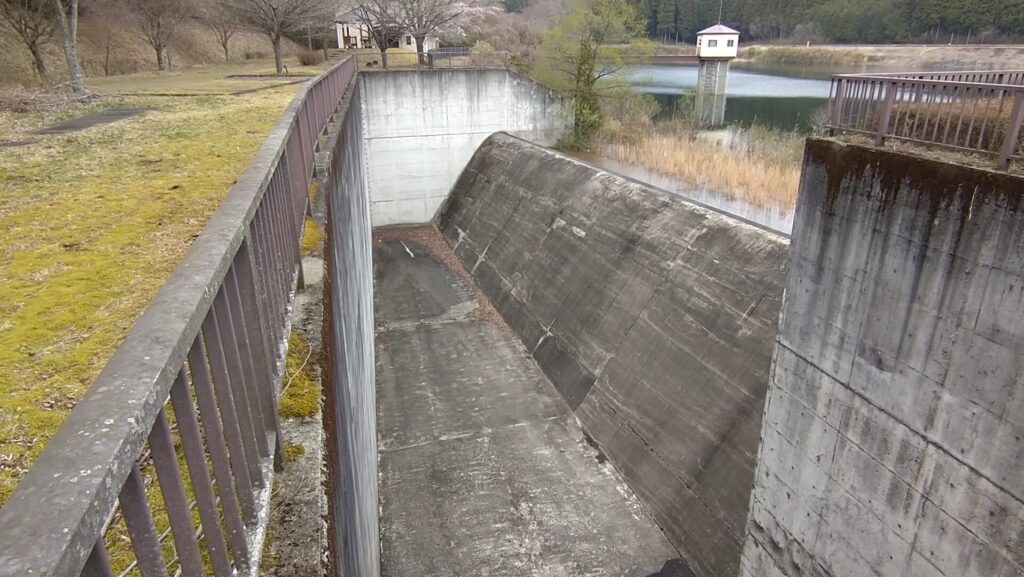 塩田ダムの洪水吐