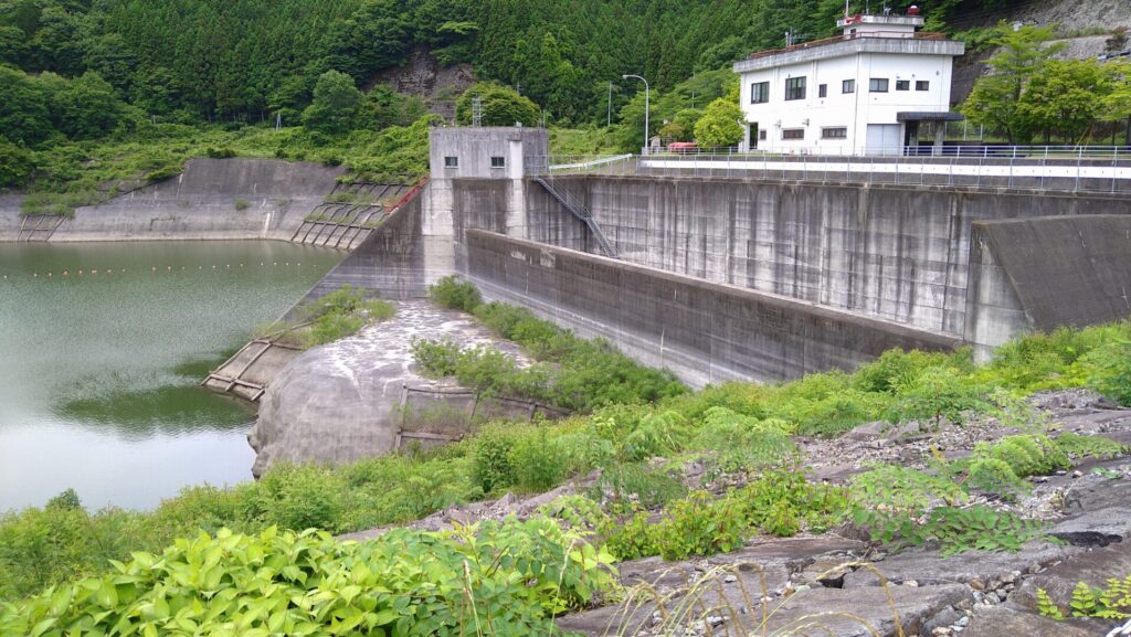 寺山ダムの洪水吐