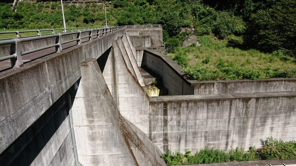 相沢川取水ダムの右岸