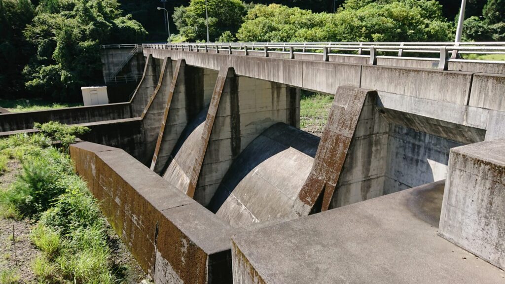 相沢川取水ダムの左岸