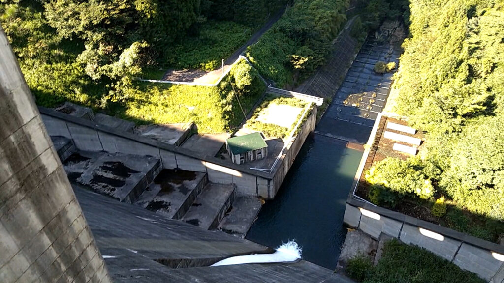 道平川ダムの下流側