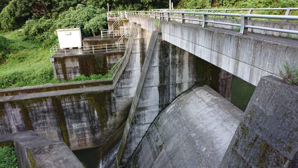 屋敷川取水ダムの左岸