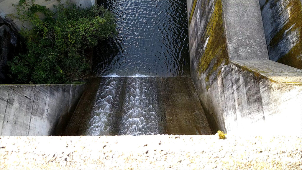 屋敷川取水ダムの下流側