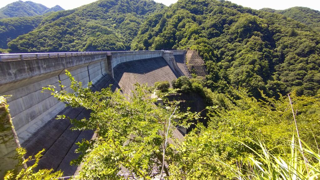 上野ダムの右岸