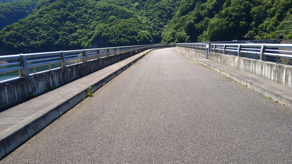 上野ダムの天端