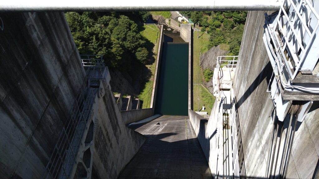上野ダムの洪水吐