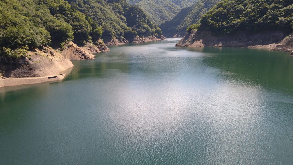 上野ダムのダム湖