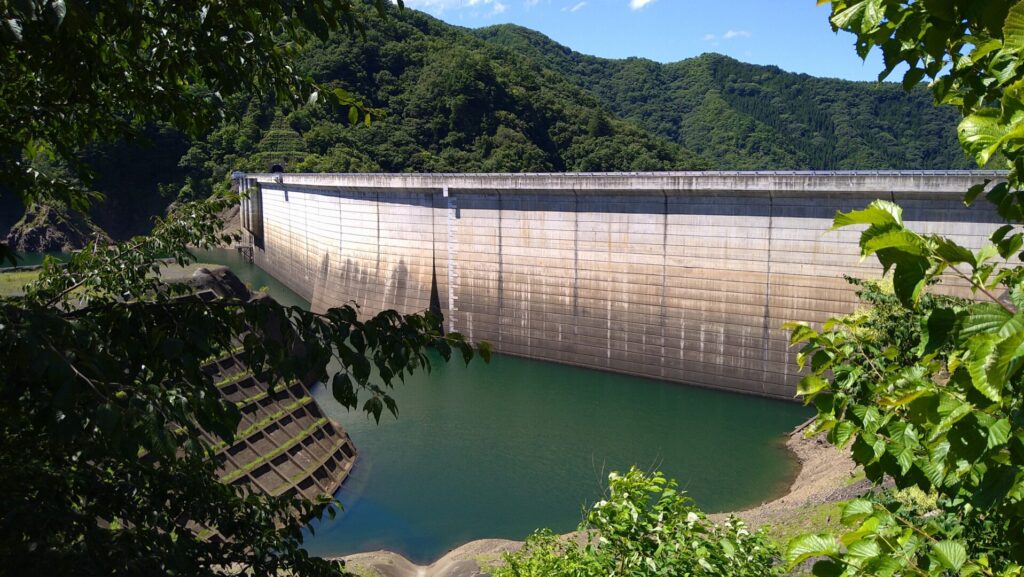 上野ダムの上流側