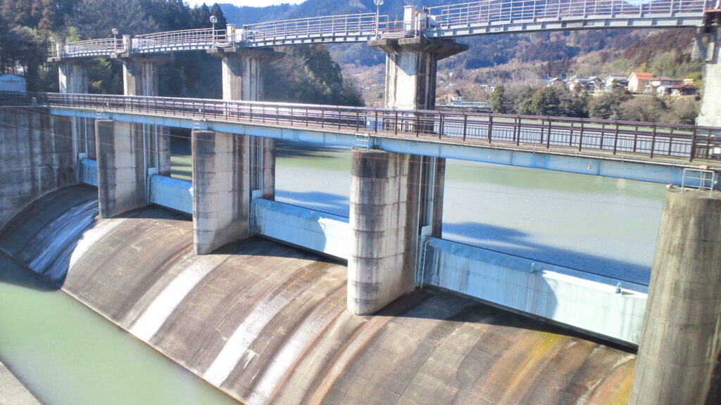 神水ダムの下流側