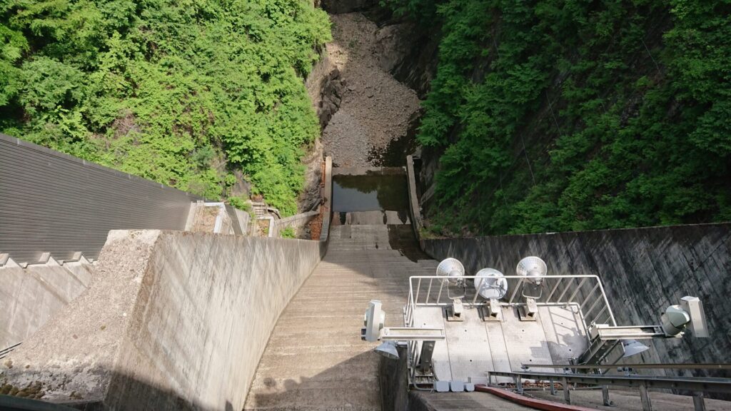 相俣ダムの下流側