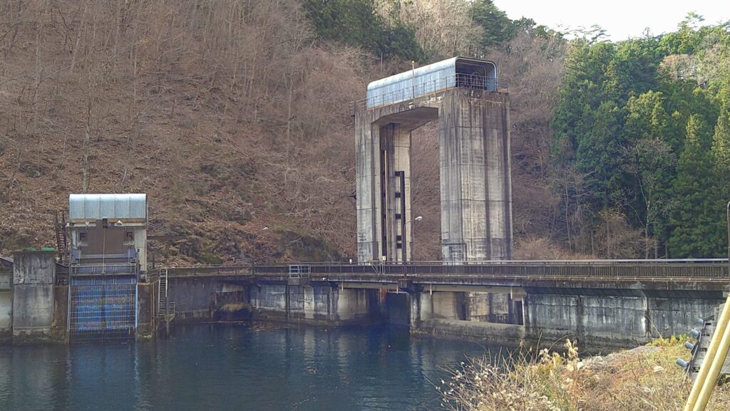 黒坂石ダムの上流側