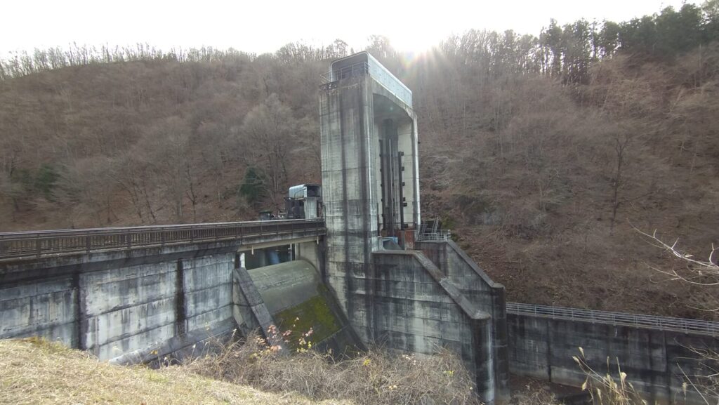 黒坂石ダムの下流側