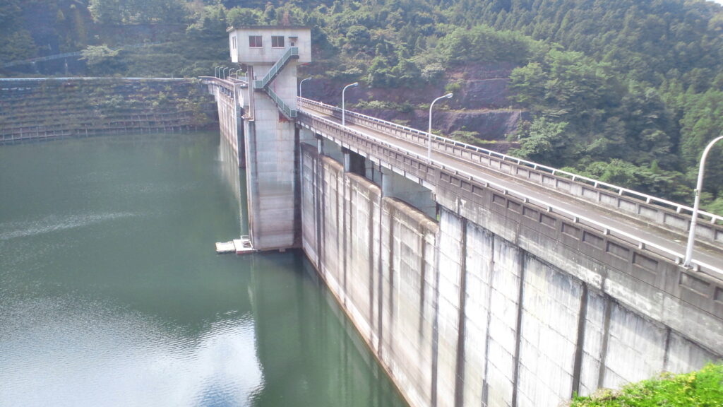 桐生川ダム右岸の上流側