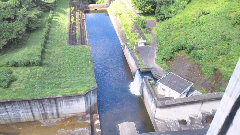 桐生川ダムの下流側と減勢工