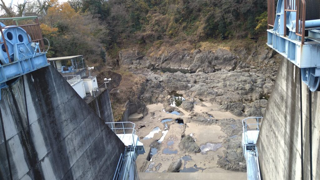 高津戸ダムの下流側