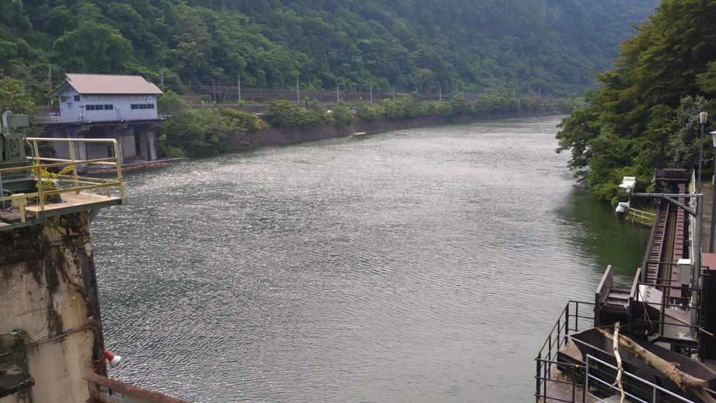 綾戸ダムの上流側