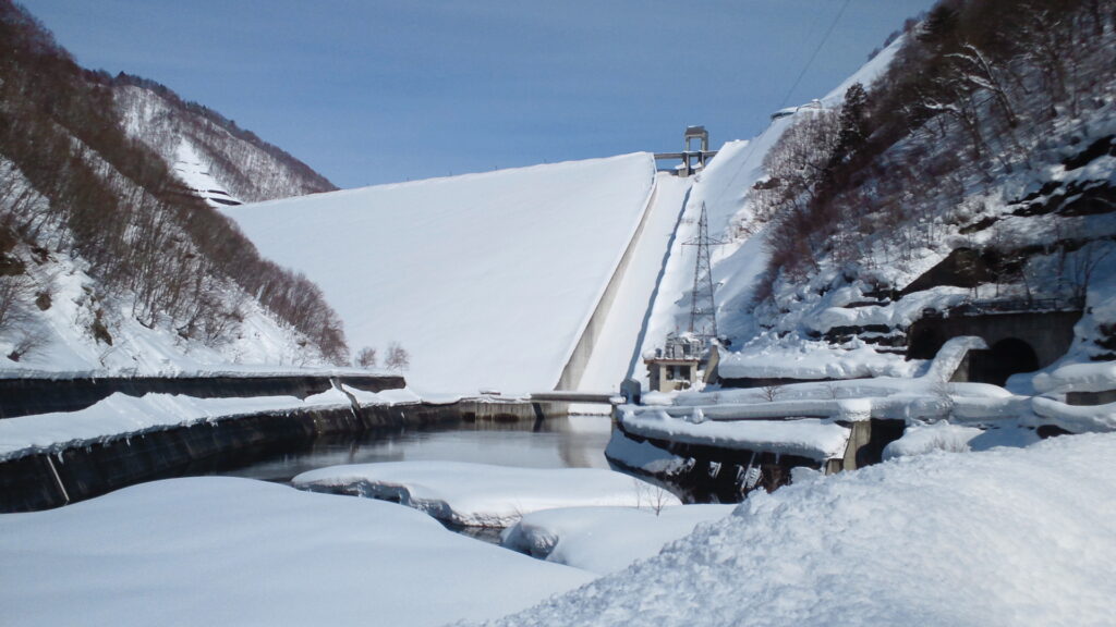 冬の奈良俣ダム
