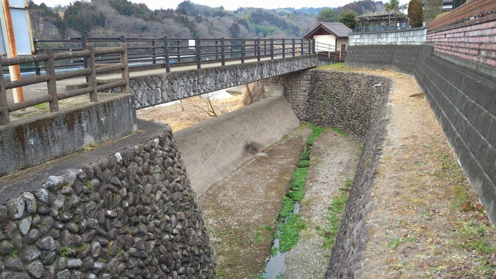 鳴沢ダムの洪水吐