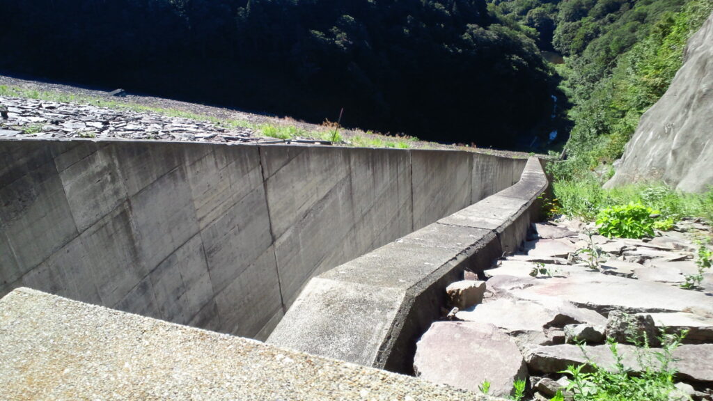 玉原ダムの洪水吐