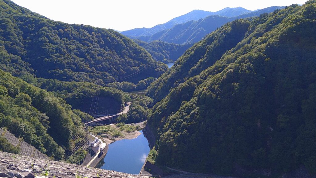 奈良俣ダムの天端からの眺め