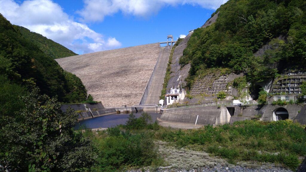 奈良俣ダムの下流側