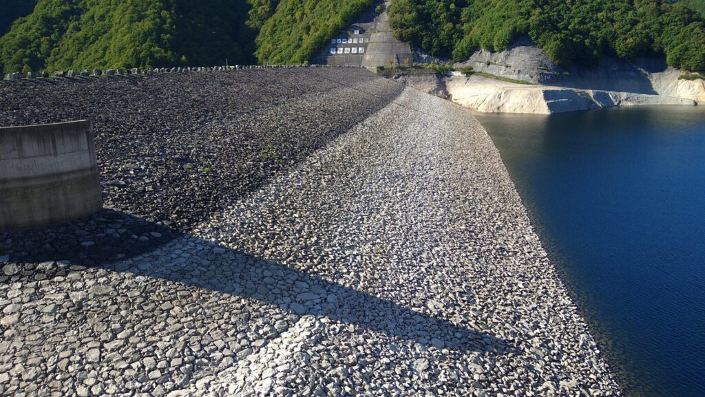 奈良俣ダムの上流側