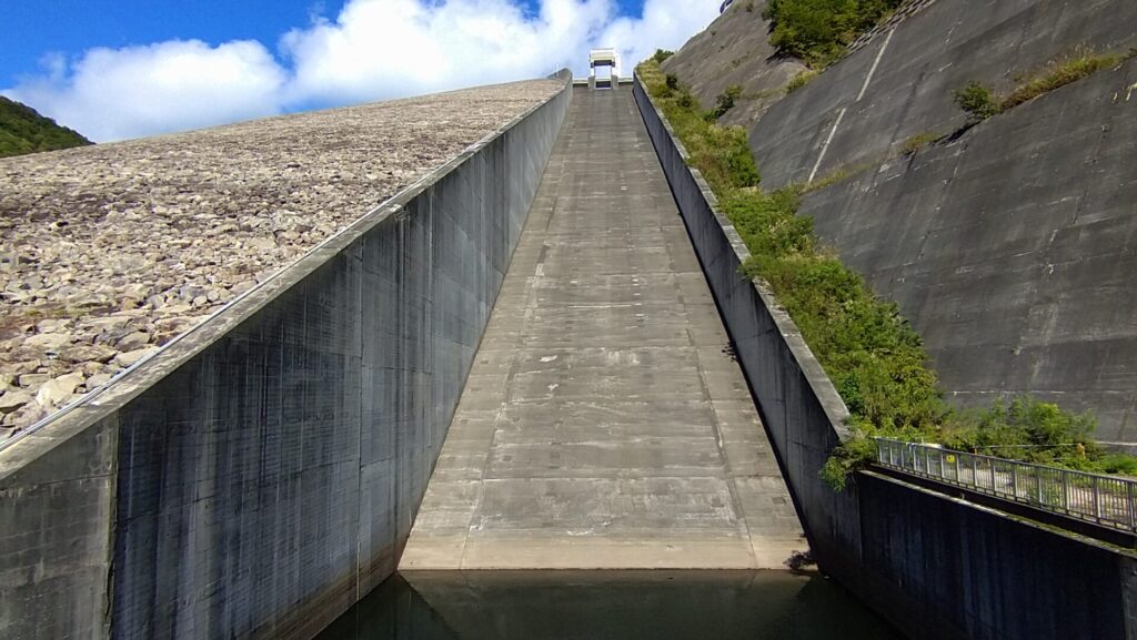 奈良俣ダムの洪水吐を見上げる