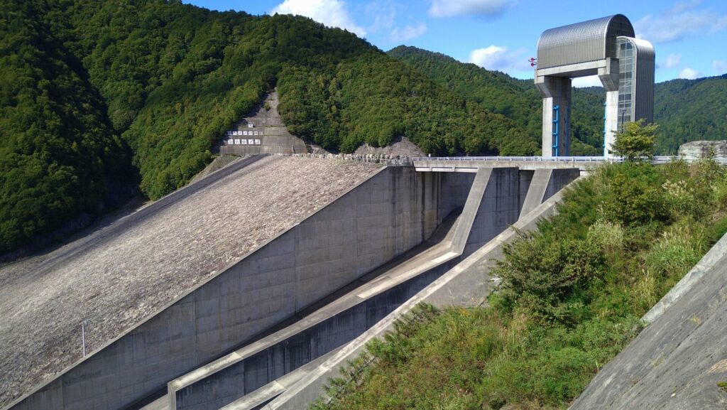 奈良俣ダムの左岸