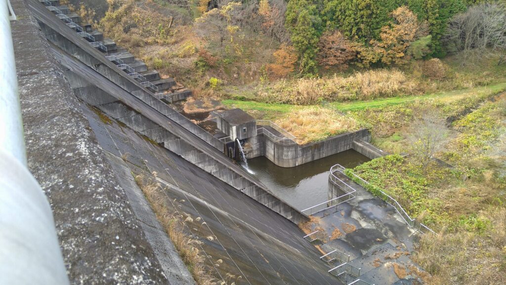 楮川ダムの下流側