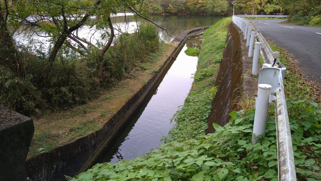 牛秣ダムの水路