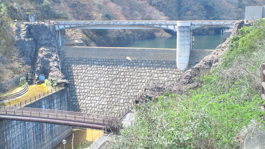 左岸から見た石小屋ダム