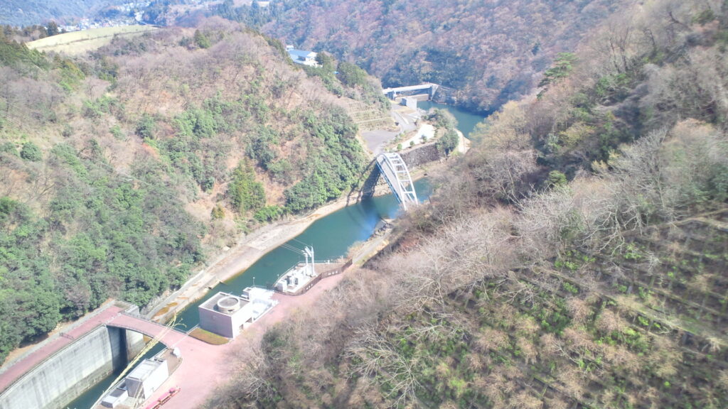 天端から見た宮ヶ瀬ダムの下流側
