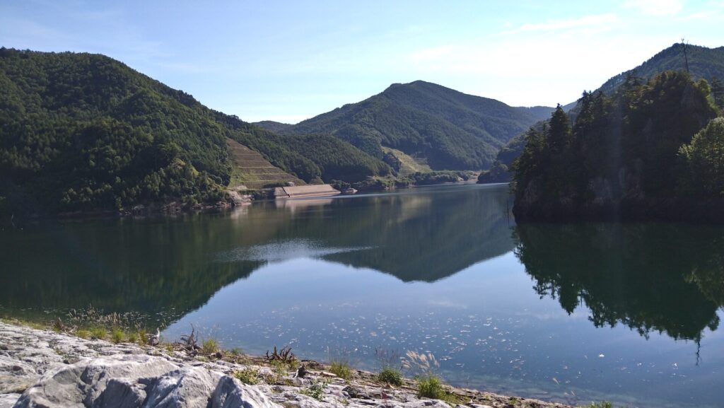 奥三川湖の風景