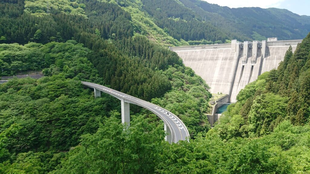 滝沢ダムとループ橋