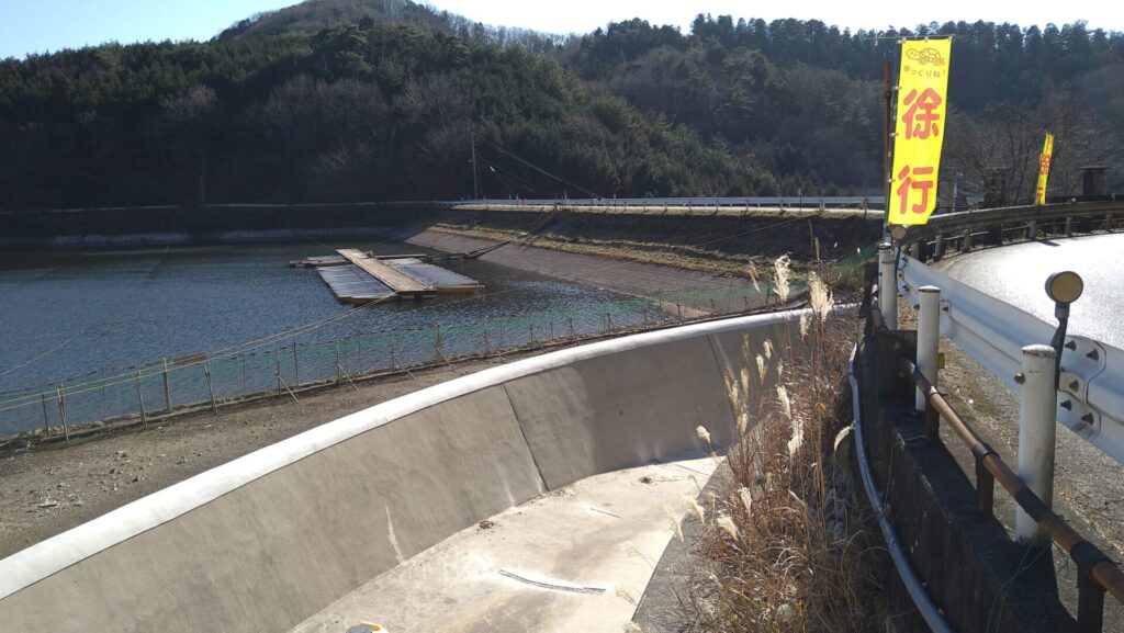 右岸から見た円良田ダムの上流側