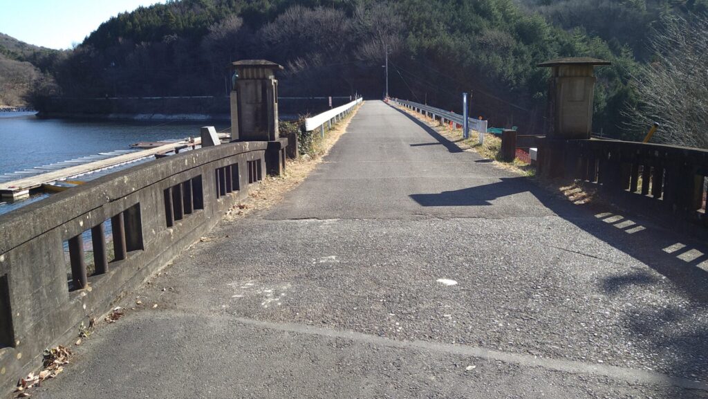 右岸から見た円良田ダムの天端