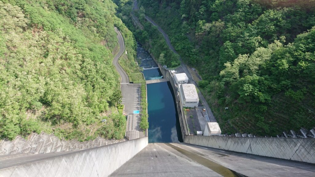 天端から見た浦山ダムの下流側