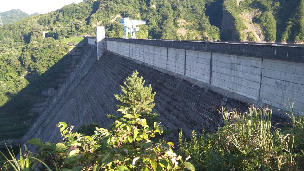 左岸の下流側から見た田子倉ダム