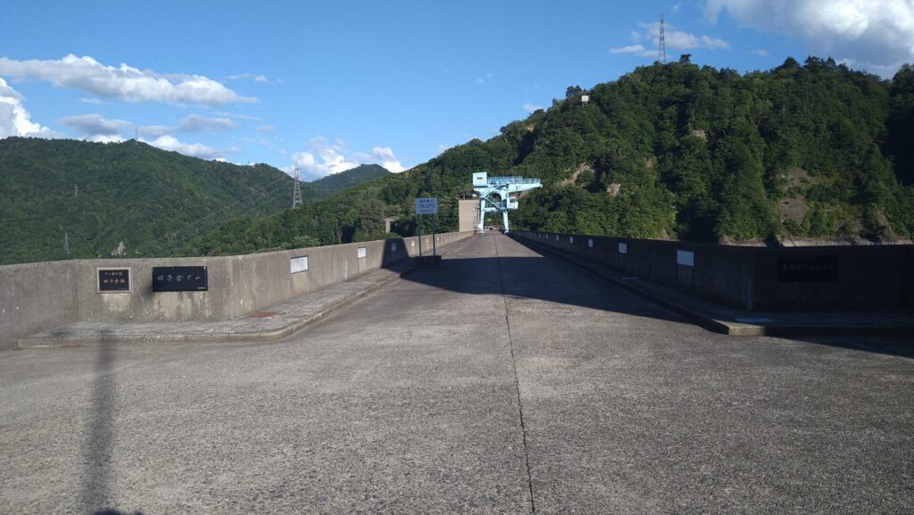 田子倉ダムの天端