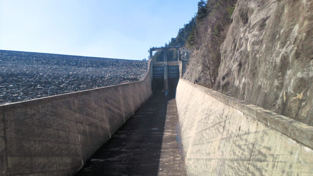 七倉ダムの洪水吐