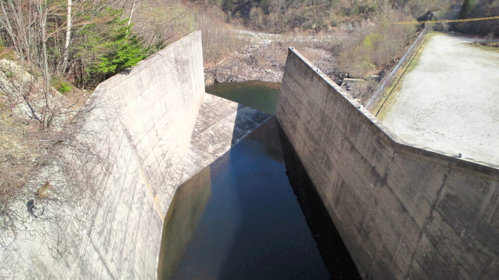 七倉ダムの洪水吐