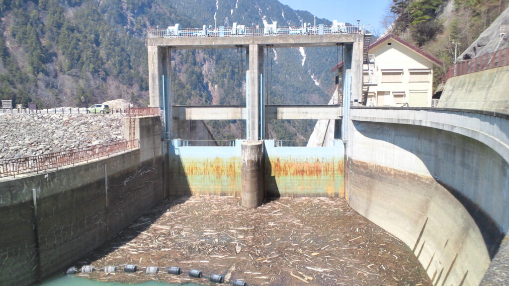高瀬ダムの洪水吐