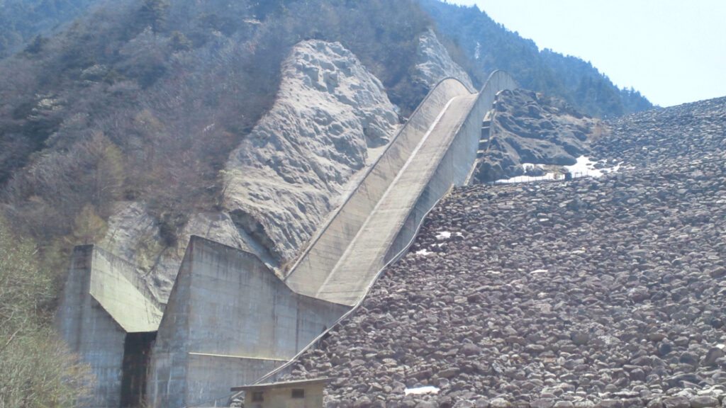 高瀬ダムの洪水吐